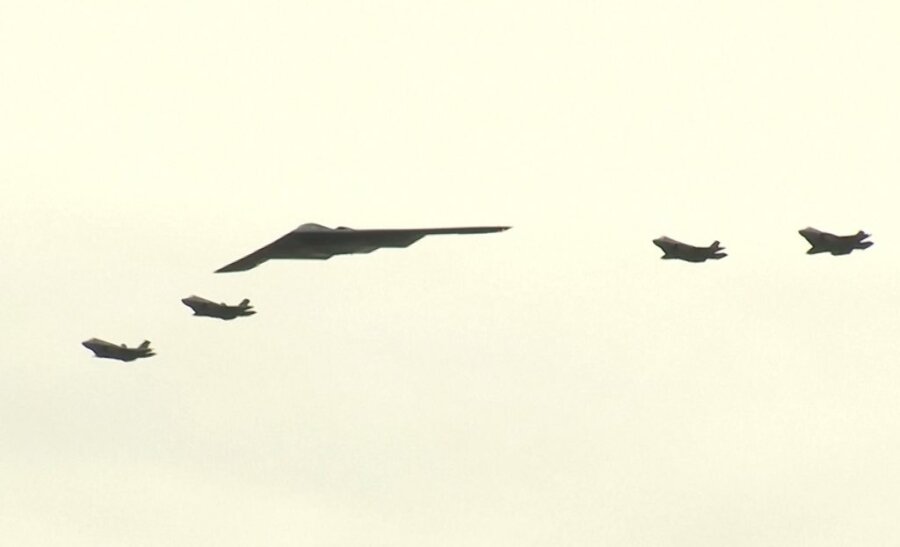 Stealth και F-35 πετάνε πάνω από την Αλάσκα κατά την συνάντηση του Τραμπ με τον Πούτιν (video)