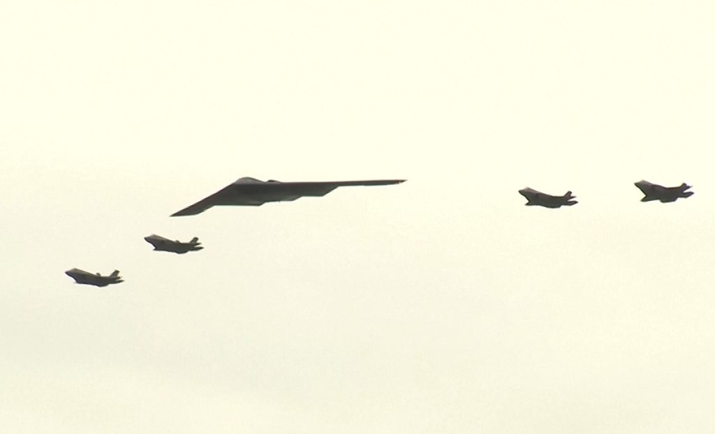 Stealth και F-35 πετάνε πάνω από την Αλάσκα κατά την συνάντηση του Τραμπ με τον Πούτιν (video)