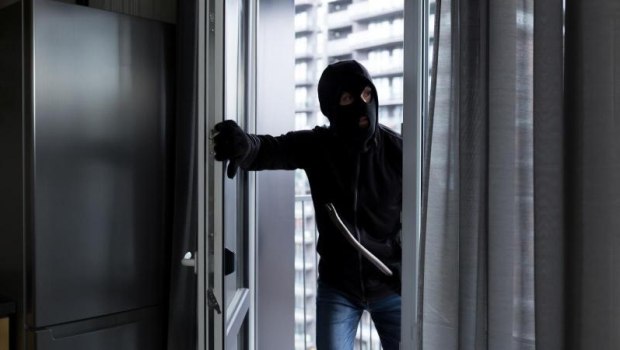 Ηλεία: «Έχει ρημάξει πολλά σπίτια» - Τι λέει η γυναίκα για τον διαρρήκτη που της άρπαξε κοσμήματα μεγάλης αξίας