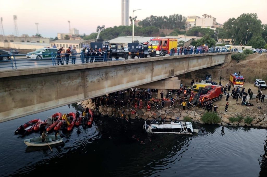Τουλάχιστον 18 νεκροί σε πτώση λεωφορείου από γέφυρα στην Αλγερία