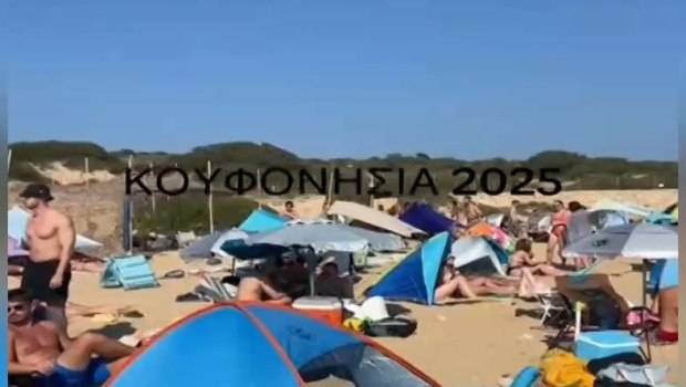Κουφονήσια: Ασφυκτικά γεμάτες παραλίες από λουόμενους