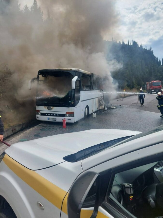 Φωτιά σε τουριστικό λεωφορείο στην Κέρκυρα - Σώθηκαν οι επιβάτες