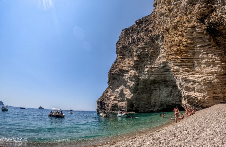 Κόντρα Σκέρτσου - Τσουκαλά για τις διακοπές - «Η κυβέρνηση Μητσοτάκη έχει βάλει πολύ χαμηλά τον πήχη»
