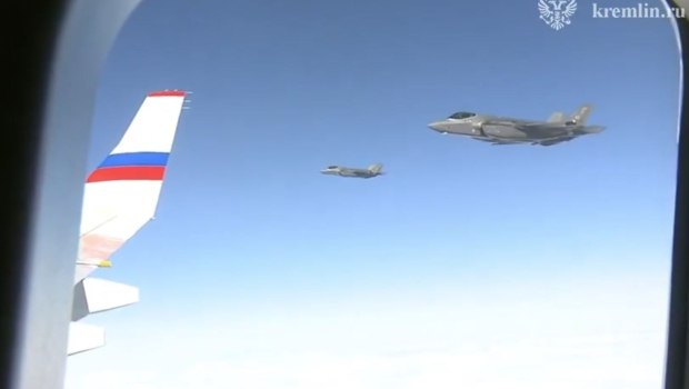 Επιστροφή με αμερικανική «εγγύηση»: F-35 συνόδευσαν το «Ιπτάμενο Κρεμλίνο» του Πούτιν πίσω στη Ρωσία