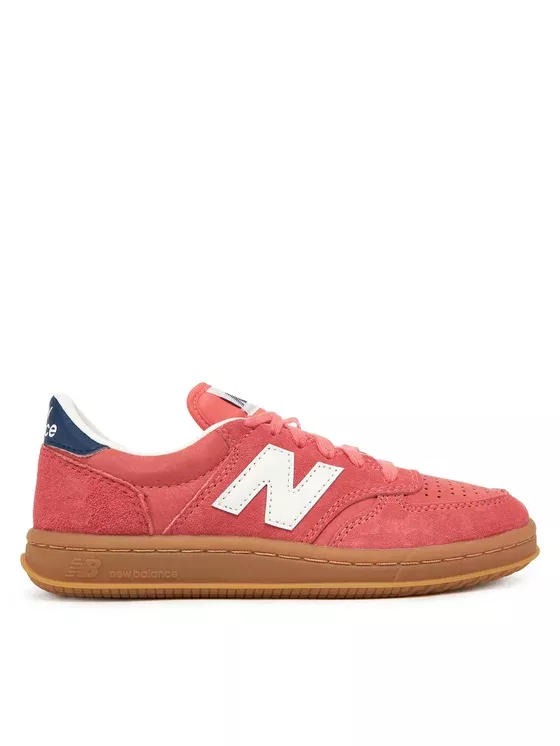 Τα κόκκινα sneakers είναι τα αθλητικά και θα τα βλέπουμε παντού