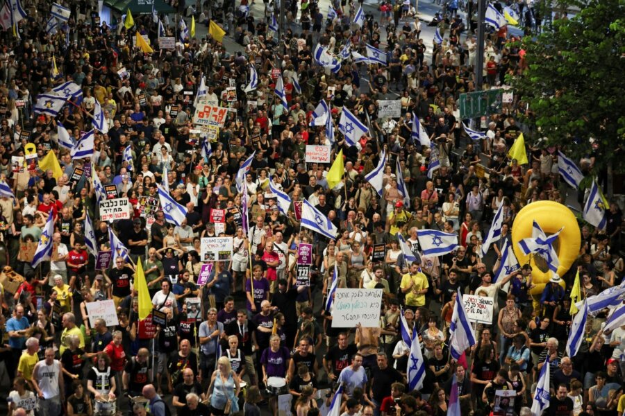 εικόνα που δείχνει Χιλιάδες κόσμου στους δρόμους του Ισραήλ να διαδηλώνουν για τον τερματισμό του πολέμου στη Γάζα