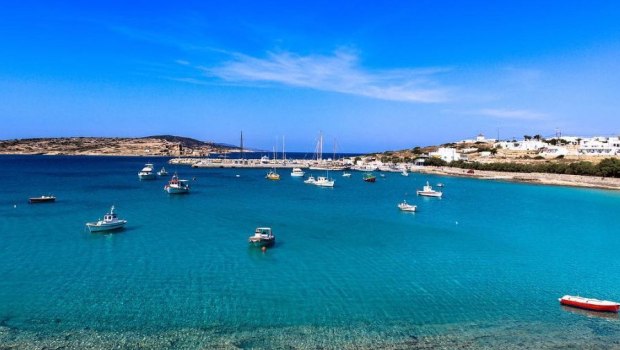 Ελληνικά νησιά: Οι εν εξάλλω αναρτήσεις τουριστών για ακρίβεια και ταλαιπωρία