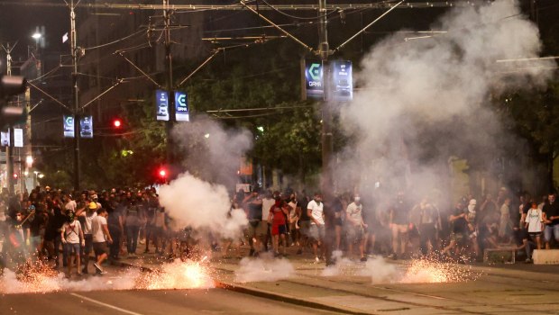 Σερβία: Δεν κοπάζει η οργή - Διαδηλώσεις και συγκρούσεις με την αστυνομία για πέμπτη διαδοχική νύχτα