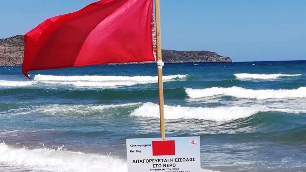 Χανιά: Ναυαγοσώστης εκτός υπηρεσίας έσωσε 5 άτομα που κινδύνευσαν να πνιγούν - «Αγνόησαν την κόκκινη σημαία»