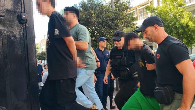 Πάτρα: Άλλαξαν τις αρχικές τους καταθέσεις οι δύο κατηγορούμενοι για εμπρησμό - «Είχαμε πάει να δούμε τη φωτιά»