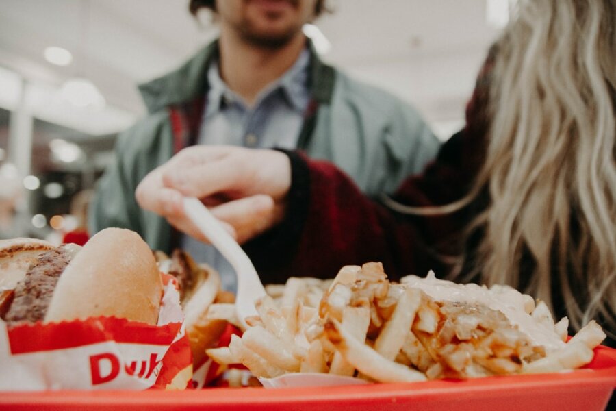 Tεχνητή νοημοσύνη: Τα κοινά με το junk food –  Εύκολη, γρήγορη, αλλά ανθυγιεινή