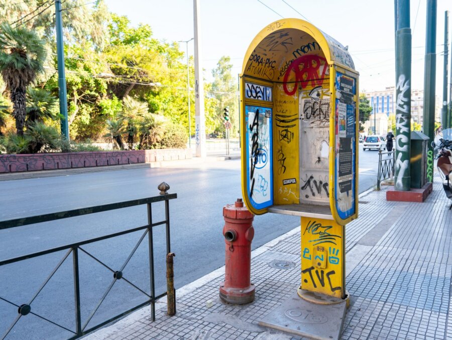Ξηλώνονται δεκάδες εγκαταλελειμμένα καρτοτηλέφωνα από πεζοδρόμια στην Αθήνα