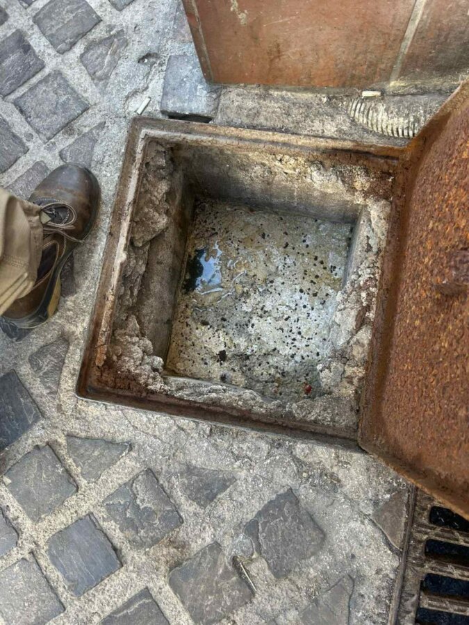 Γιατί γέμισε λύματα η παραλία στα Χανιά - Τα λάθη και οι παραλείψεις