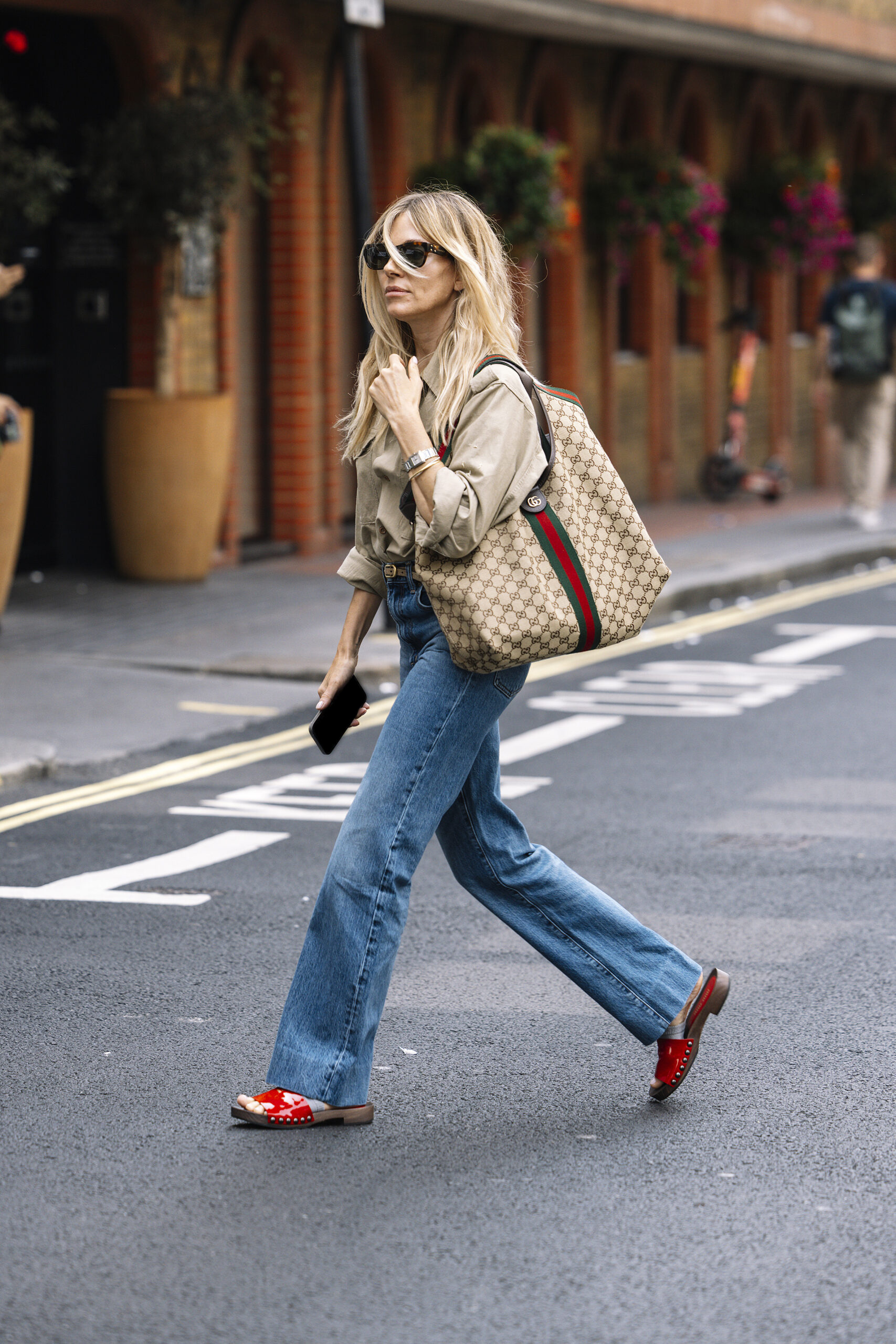 Sienna Miller: Με το πιο stylish φλατ για το φθινόπωρο