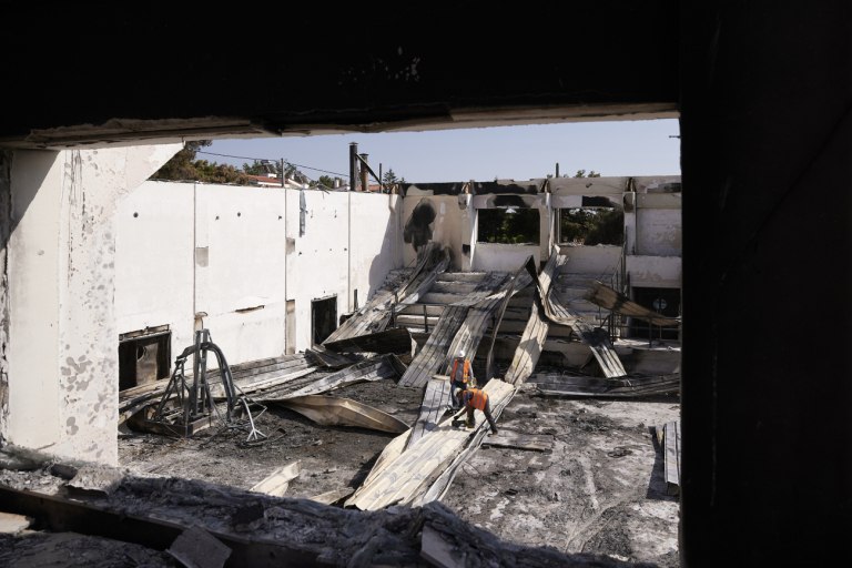 Ξεκινούν οι περιοδείες των πολιτικών αρχηγών στις πυρόπληκτες περιοχές - Αττική ο Φάμελλος, Αχαΐα ο Κουτσούμπας