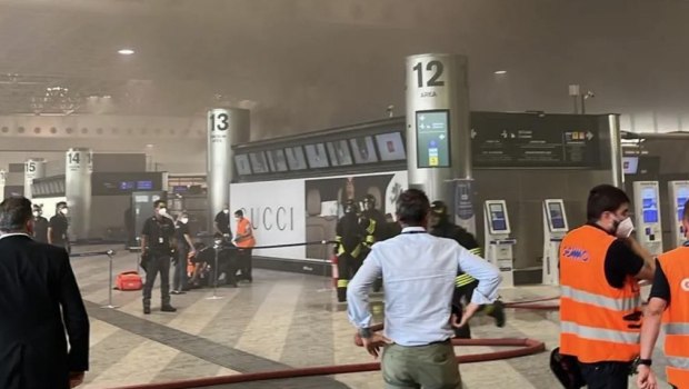 Ιταλία: Πανικός σε αεροδρόμιο του Μιλάνου - Άνδρας έβαλε φωτιά και έσπασε οθόνες
