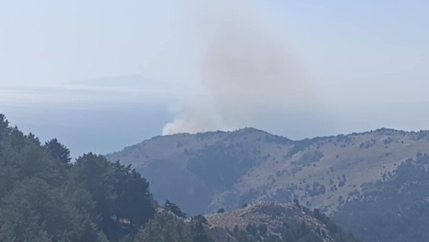 Φωτιά στη Σύμη - Επιχειρούν εναέρια μέσα