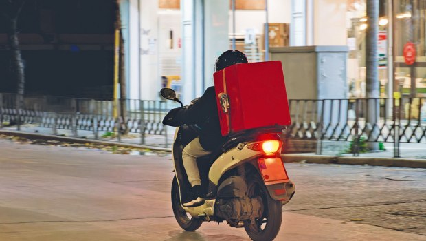 «Είχα γράψει στα σχόλια ότι θέλω Έλληνα διανομέα» - Βίντεο με παραγγελία πελάτισσας προκαλεί σάλο [βίντεο]