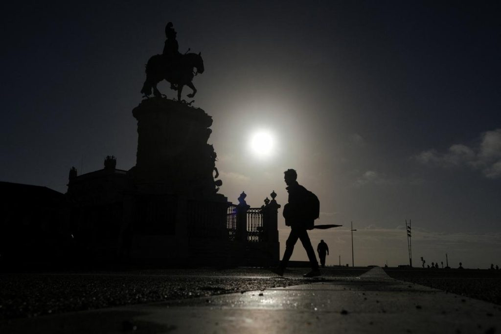 Πλατεία με άγαλμα Πορτογαλίας