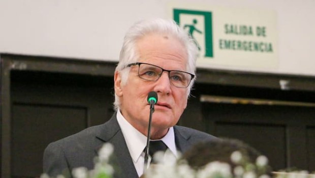 Κολομβία: Ο πατέρας του δολοφονημένου γερουσιαστή Ουρίμπε παίρνει τη θέση του στην κούρσα των υποψηφίων