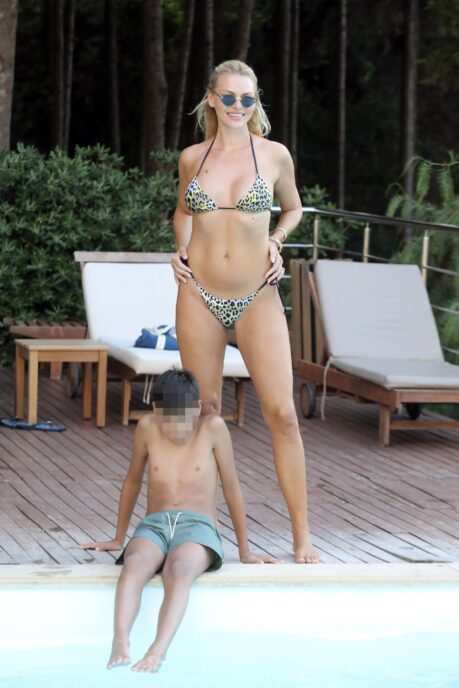 Νάταλι Θάνου: Η Playmate 2007 σε χαλαρές στιγμές μαζί με τον 12χρονο γιο της σε πολυτελές ξενοδοχείο στη Ρόδο