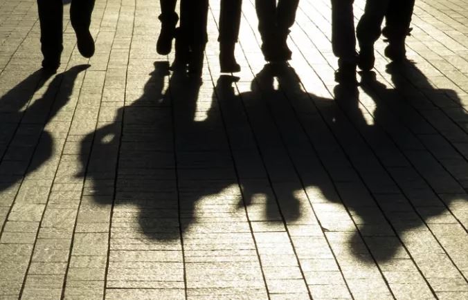 Σκιές ανήλικων σε πεζοδρόμιο