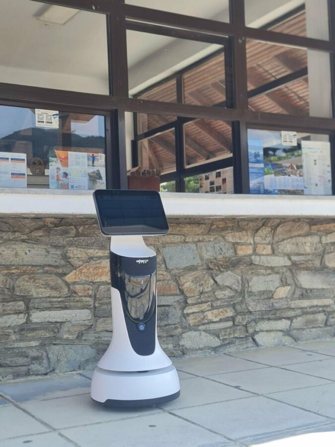 Ρομπότ-ξεναγός που μιλάει 120 γλώσσες ξεναγεί τους επισκέπτες στο δήμο Βόλβης