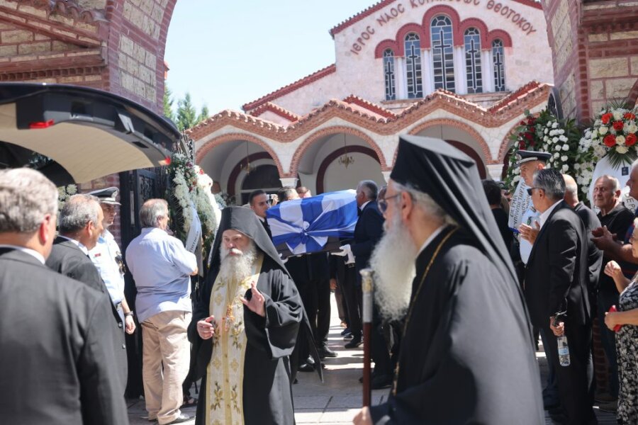 Θλίψη στην κηδεία του Απόστολου Βεσυρόπουλου: Οι παρουσίες και το συγκινητικό «αντίο» Μητσοτάκη
