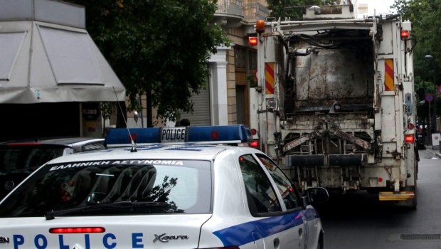 Ασπρόπυργος: Νεαροί ξυλοκόπησαν εργαζόμενους σε απορριμματοφόρο - Στο νοσοκομείο ο οδηγός