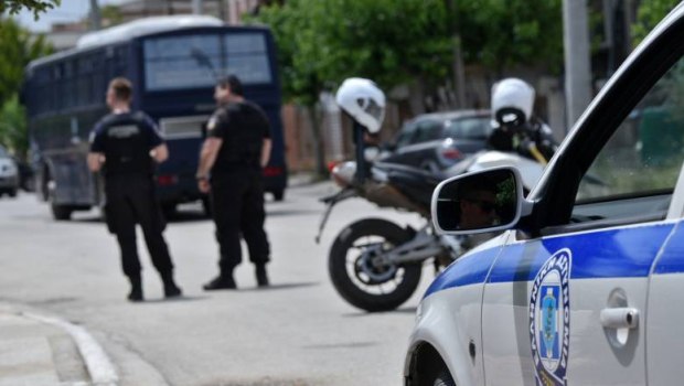 Ζεφύρι: Συμπλοκή με έναν τραυματία και μία σύλληψη - Στις φλόγες ένας ΙΧ
