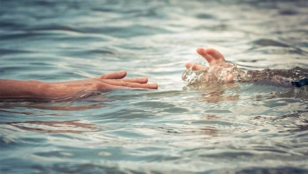 «Μάστιγα» οι πνιγμοί σε θάλασσα και πισίνες στην Ελλάδα – Η δεύτερη αιτία θανάτου μετά τα τροχαία