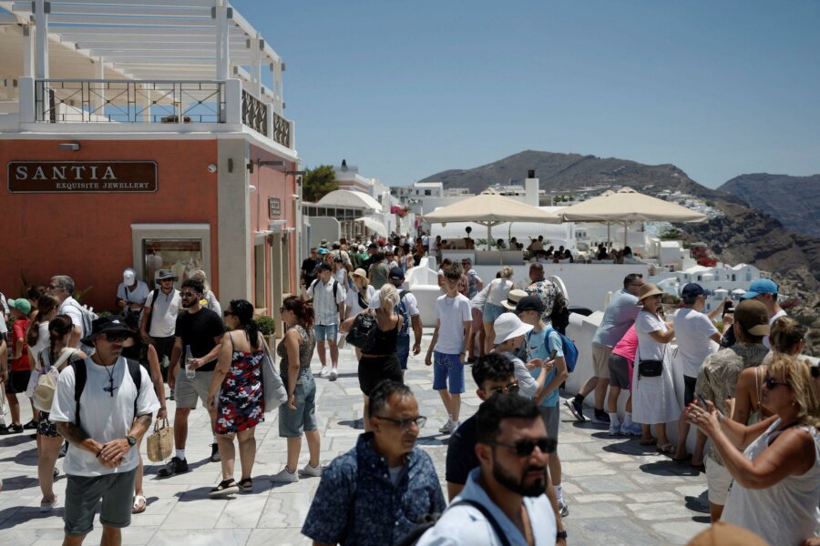 Ελληνική οικονομία: Από την τσέπη του τουρίστα στα… ταμεία