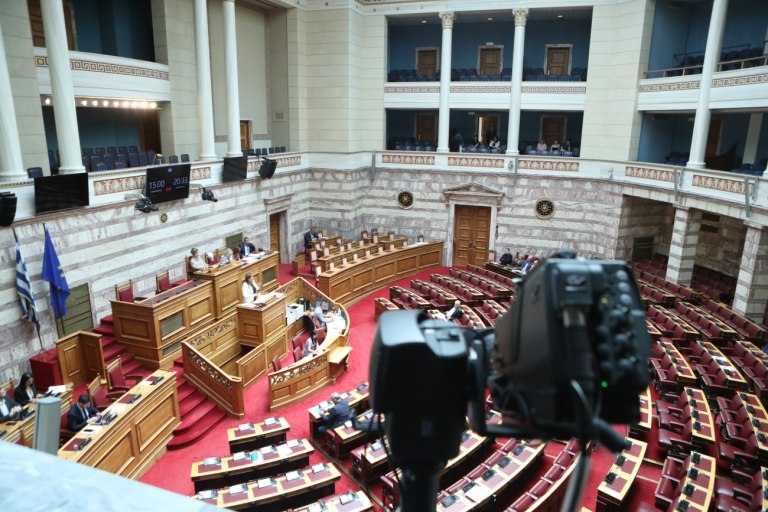 Αντιπολιτευτικά πυρά για «εξαγγελίες» Μητσοτάκη και ηλιοβασίλεμα Σκέρτσου - «Έχουμε κυβέρνηση με πολλά σκάνδαλα»
