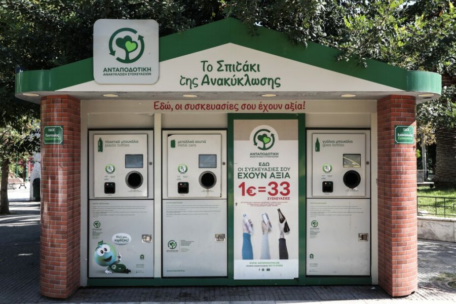 Politico: Η Ευρωπαϊκή Εισαγγελία ερευνά την Ελλάδα για τα σπιτάκια ανακύκλωσης σε Αττική, Πελοπόννησο και Κρήτη