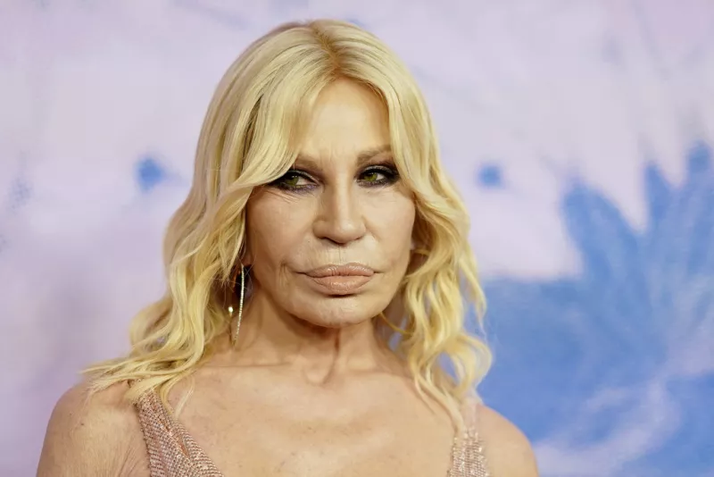 Αγνώριστη η Donatella Versace μετά τις πλαστικές επεμβάσεις!