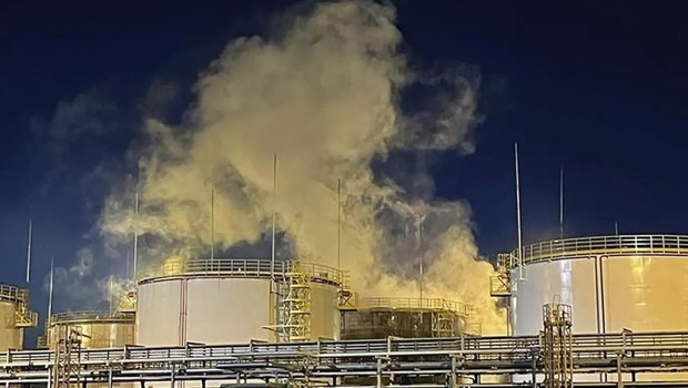 Η Ουκρανία καταστρέφει το 17% της δυναμικότητας διύλισης πετρελαίου της Ρωσίας - Ελλείψες και διαταραχές στις εξαγωγές