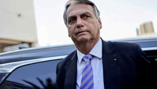 Βραζιλία: Δικαστής κρίνει ως ύποπτο φυγής τον Μπολσονάρο και διατάσσει τη μόνιμη παρακολούθησή του