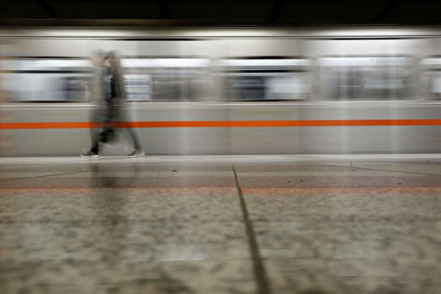 Τοποθετούνται απινιδωτές σε μετρό και ταξί