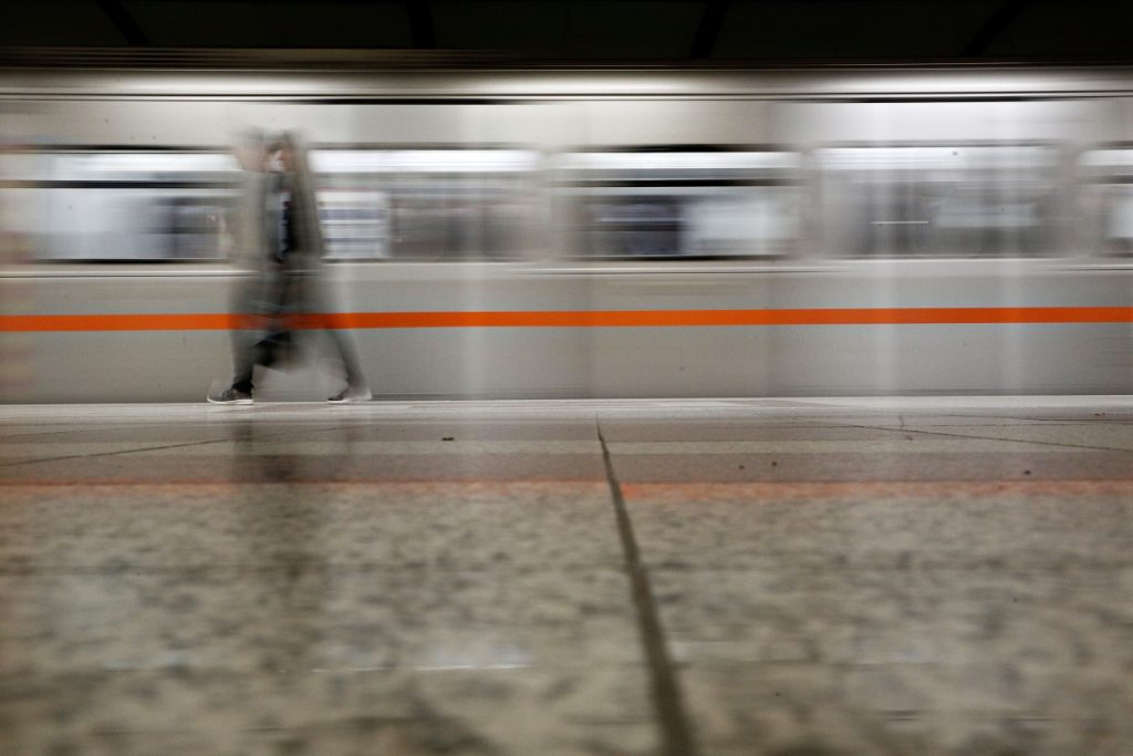 Τοποθετούνται απινιδωτές σε μετρό και ταξί