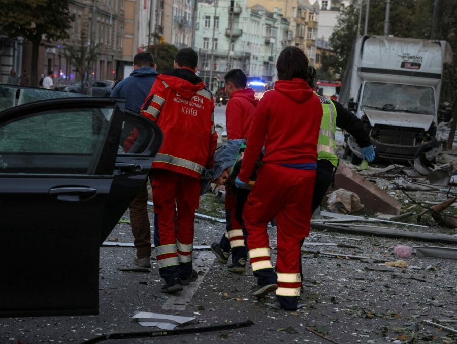 Οκτώ νεκροί από ρωσικές επιθέσεις στο Κίεβο – «Η Ρωσία διαλέγει πυραύλους αντί για διάλογο», λέει Ζελένσκι