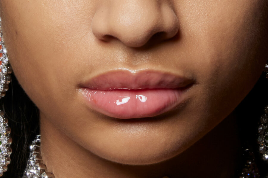 Τα lip oil που θα φοράμε όλους τους επόμενους μήνες για ζουμερά και ενυδατωμένα χείλη