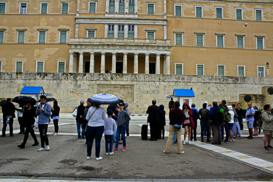 Ελληνικά νησιά εκτός ελέγχου: Ο υπερτουρισμός πλήττει το «καλό όνομα» της χώρας ως προορισμού