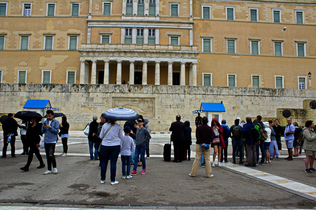Ελληνικά νησιά εκτός ελέγχου: Ο υπερτουρισμός πλήττει το «καλό όνομα» της χώρας ως προορισμού