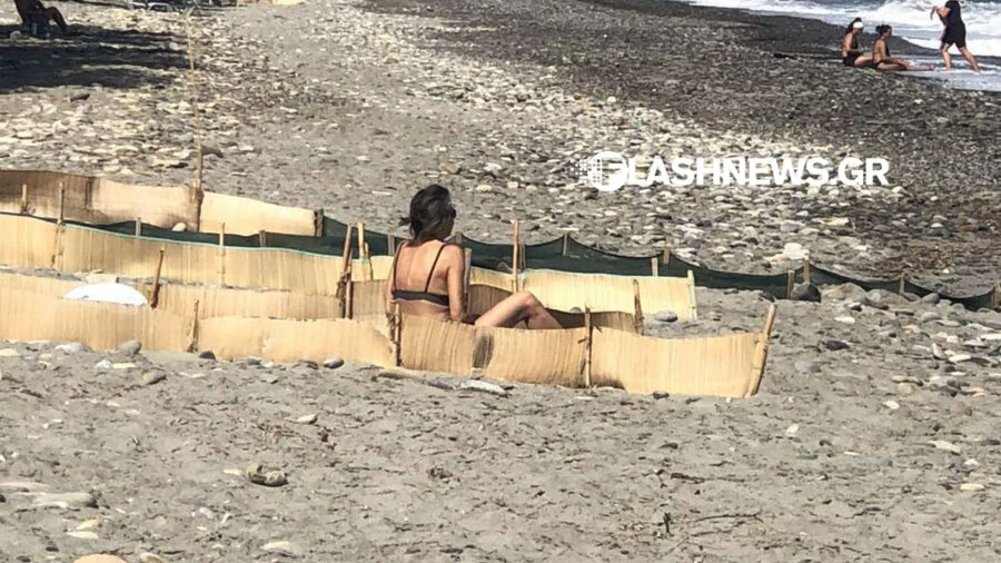 Χανιά: Λουόμενη έκανε ηλιοθεραπεία σε χώρο που έχει σήμανση θαλάσσιων χελωνών