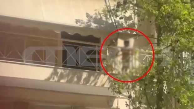 Απομακρύνεται από τη μητέρα του ο 5χρονος που βρέθηκε στο μπαλκόνι