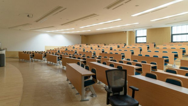 Πρώην στέλεχος της κυβέρνησης, πρώτος πρύτανης σε ιδιωτικό πανεπιστήμιο