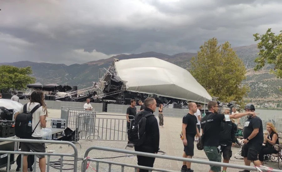 Ιωάννινα: Ισχυρό μπουρίνι παρέσυρε τη σκηνή της προγραμματισμένης συναυλίας με Βίσση, Ρέμο και Μάστορα
