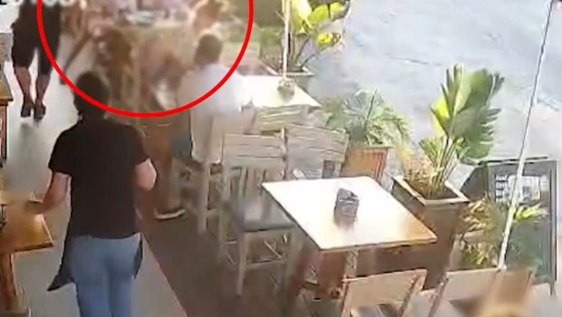 Κρήτη: Βίντεο ντοκουμέντο με υπάλληλο ταβέρνας στα Χανιά να σώζει τουρίστρια από πνιγμό με λαβή Χάιμλιχ