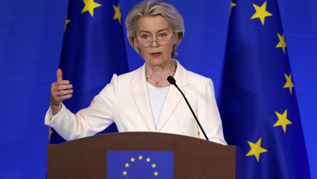Ούρσουλα φον ντερ Λάιεν: Το αεροπλάνο που τη μετέφερε έχασε επαφή με το GPS - Υποψίες για ρωσική παρεμβολή