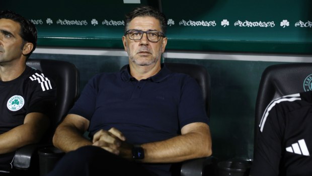 Γυρίζει στον πάγκο και ποιους να δει...